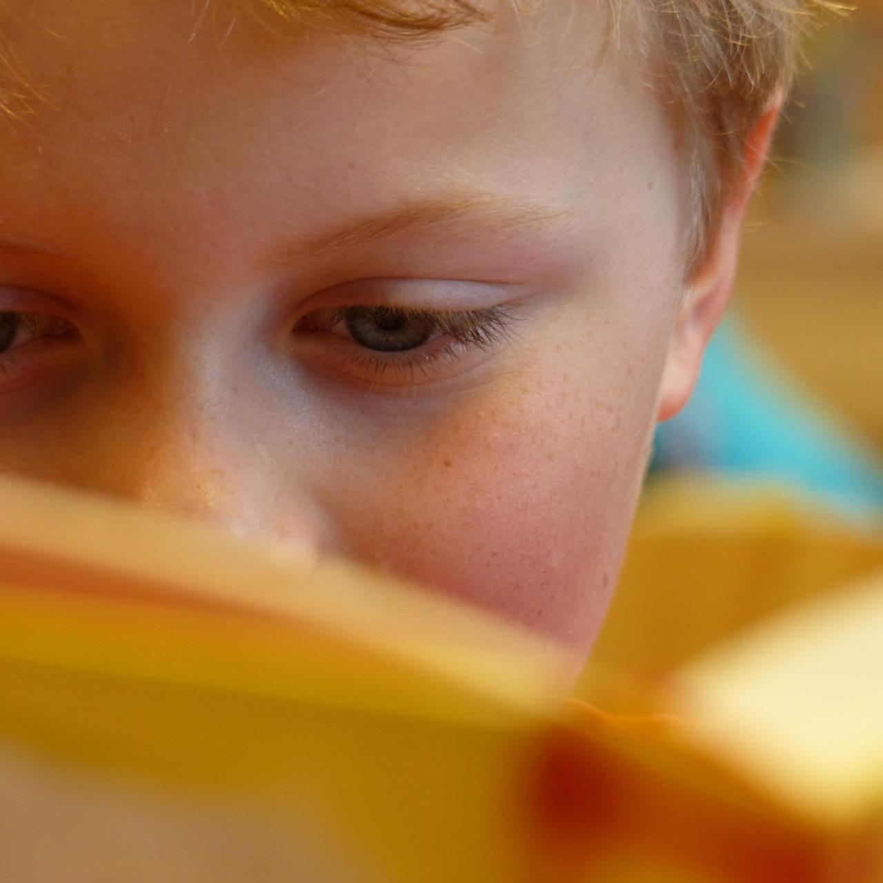 Symbolbild: Lesender Junge